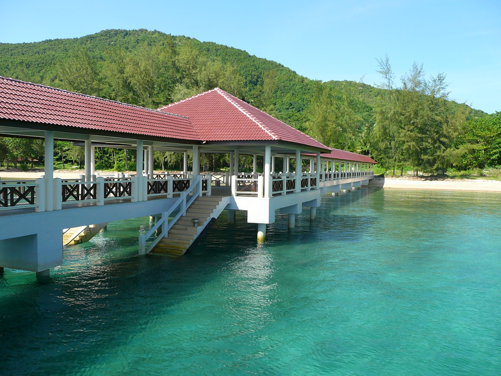 Sini The Pulau Bidong jetty, only 20 minutes by boat from the Merang jetty.